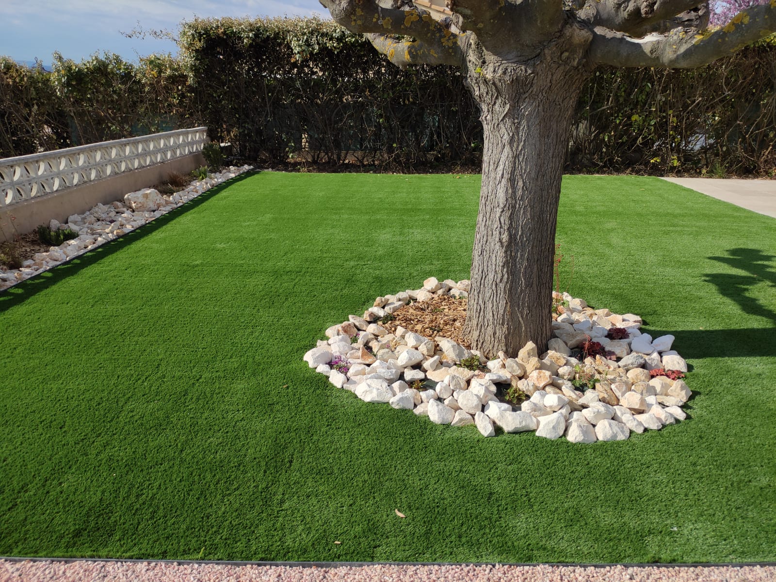 caractéristiques gazon synthétique, caractéristiques gazon artificiel, caractéristiques pelouse synthétique, caractéristiques pelouse artificielle